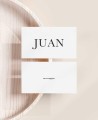 Hübsche minimalistische Tischstände mit Namen der Gäste
