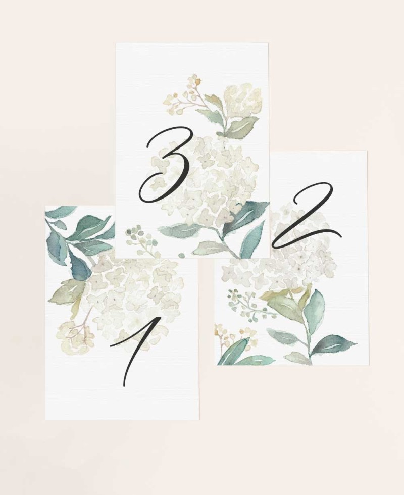 Elegante Hochzeitsnummern mit weißen Blumen