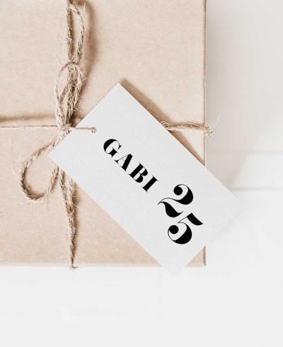 Etichetta minimalista con dettagli di compleanno