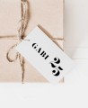 Etichetta minimalista con dettagli di compleanno