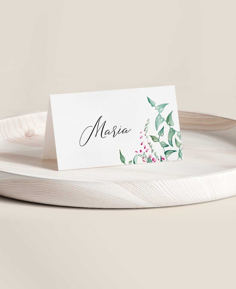 Platzhalter für die Hochzeit mit Efeu und Heidekraut Platzhalter für die Hochzeit mit Efeu und Heidekraut
