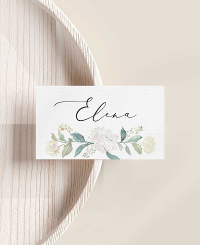 Eleganter Platzhalter aus Papier mit weißen Hortensien