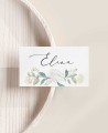 Élégant espace réservé en papier avec des hortensias blancs