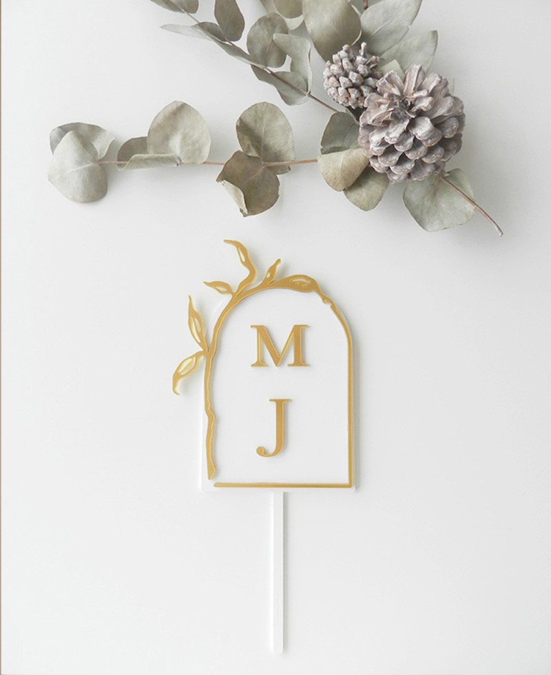Vue de dessus : cake topper décoré d’olivier Vue de dessus : cake topper décoré d’olivier