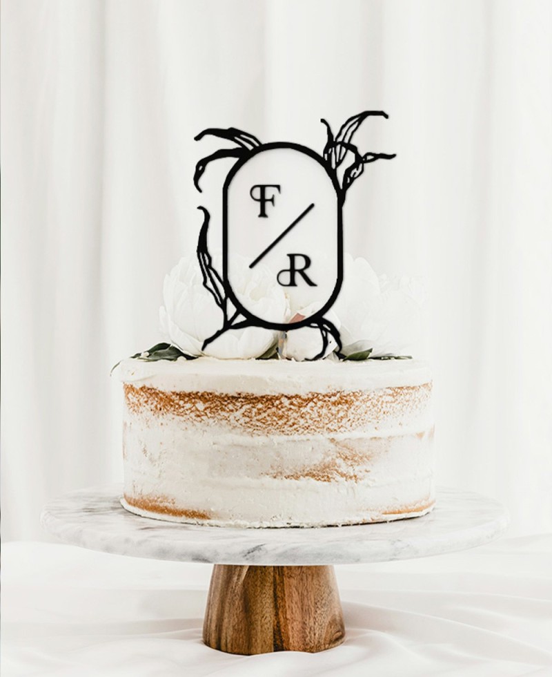 Composición cake topper iniciales con tarta Composición cake topper iniciales con tarta