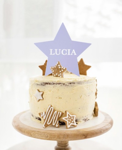 Forma de estrela do topo do bolo de vista geral com nome