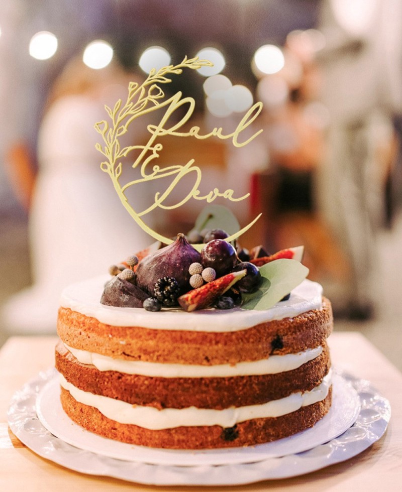 Vue d’ensemble Cake Topper personnalisé avec des noms et une couronne de pivoines Vue d’ensemble Cake Topper personnalisé avec des noms et une couronne de pivoines