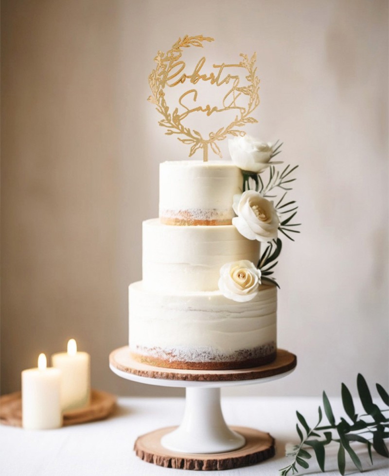 Vue d’ensemble cake topper personnalisé avec des noms et une couronne de roses Vue d’ensemble cake topper personnalisé avec des noms et une couronne de roses