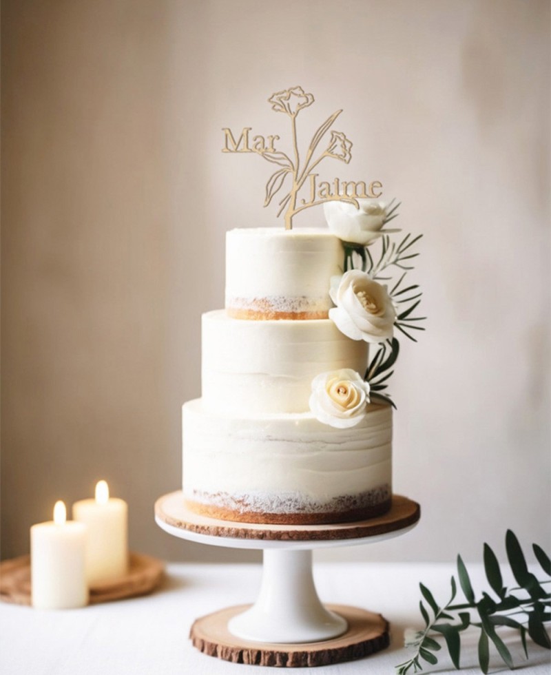 Vista general cake topper personalizado con nombres sobre dos claveles Vista general cake topper personalizado con nombres sobre dos claveles