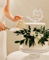 Vue d’ensemble Cake Topper personnalisé avec des noms et des branches de romarin
