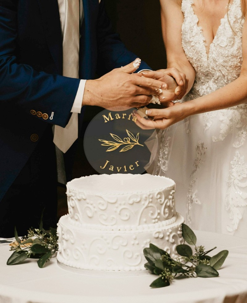 Vista general cake topper con nombres y rama de olivo