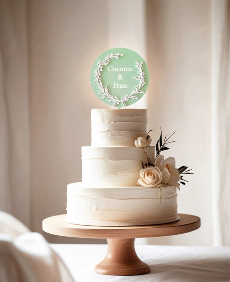 Vista general cake topper personalizado con nombres y corona de hojas Vista general cake topper personalizado con nombres y corona de hojas