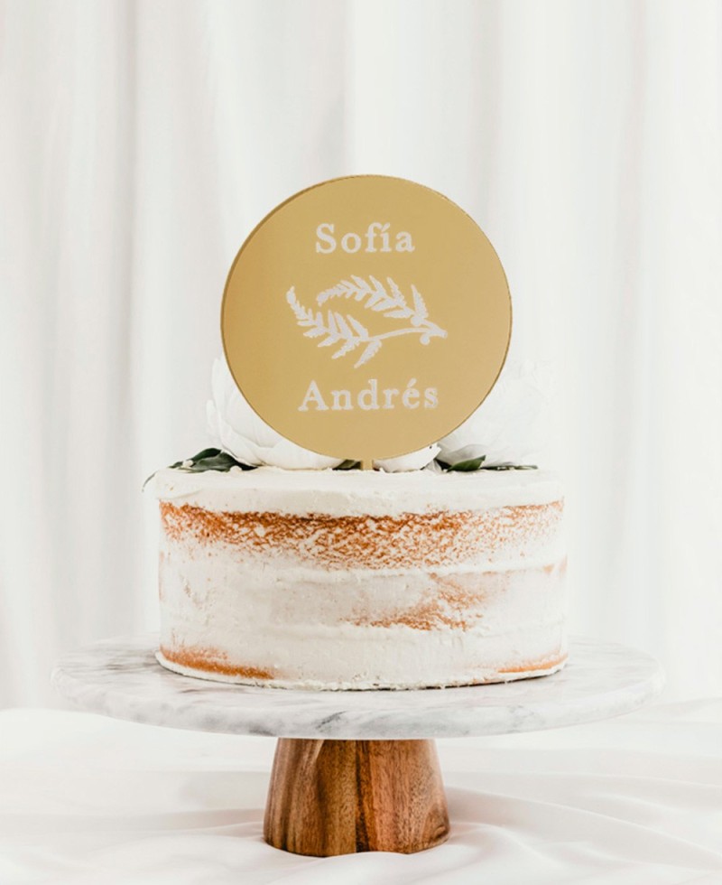 Vue d’ensemble Cake Topper personnalisé avec des noms de fougères et des branches Vue d’ensemble Cake Topper personnalisé avec des noms de fougères et des branches