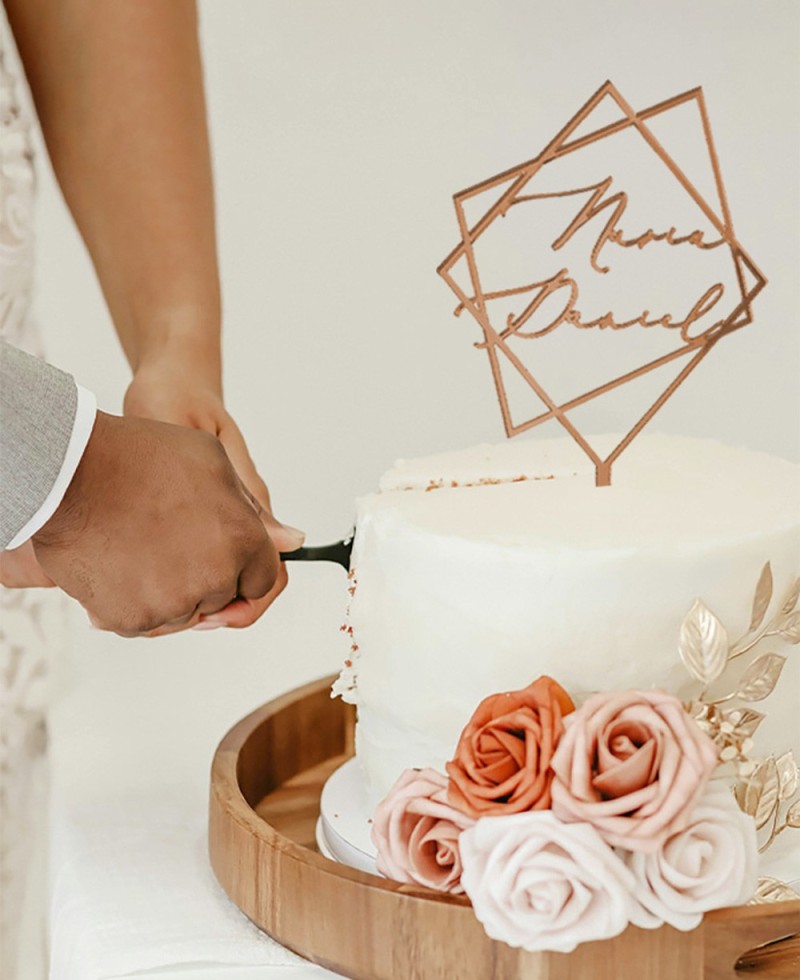Vista general cake topper con nombres y elementos geométricos Vista general cake topper con nombres y elementos geométricos