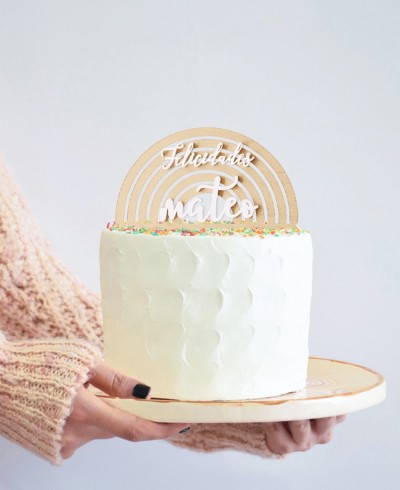 Vue d’ensemble personnalisé gâteau arc-en-ciel avec nom