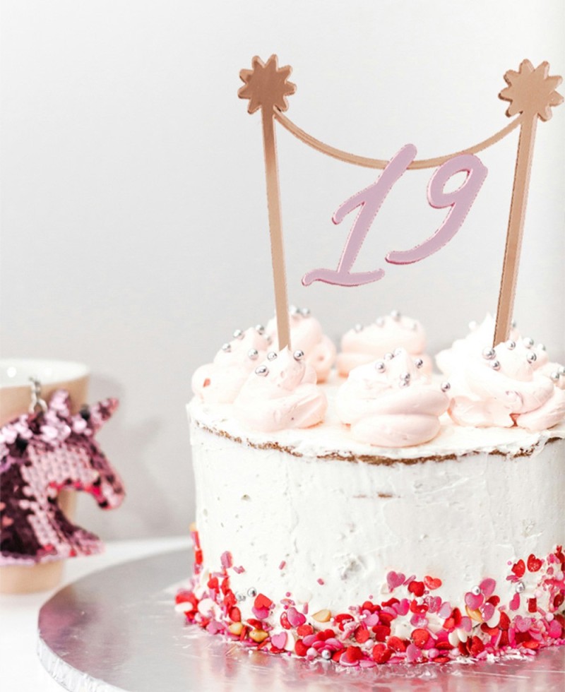 Panoramica cake topper gagliardetto personalizzato con figura dell'età Panoramica cake topper gagliardetto personalizzato con figura dell'età