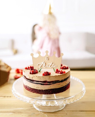 Übersicht Personalisierter Crown Cake Topper mit Namen und Jahren