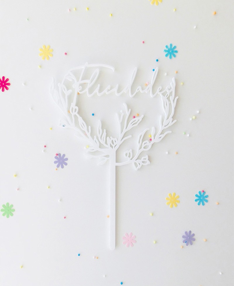 Vue de dessus sur le gâteau avec des feuilles Vue de dessus sur le gâteau avec des feuilles