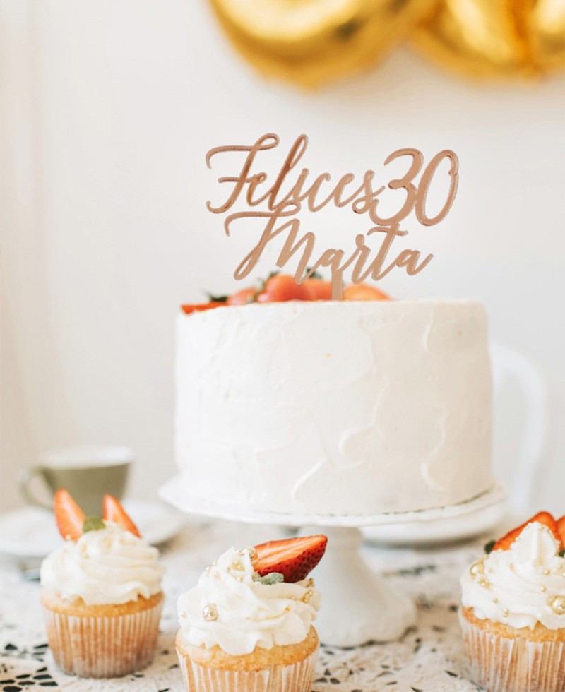 Composizione cake topper per compleanno con torta Composizione cake topper per compleanno con torta
