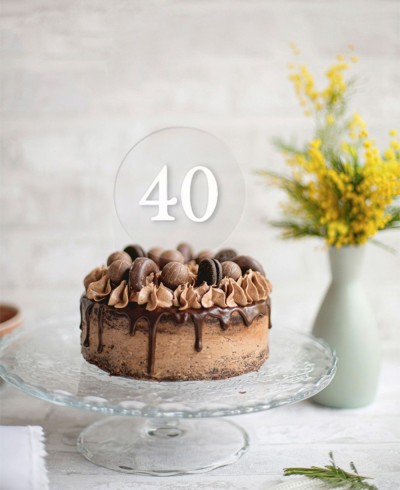 Composição do chapéu de coco do bolo do aniversário com bolo