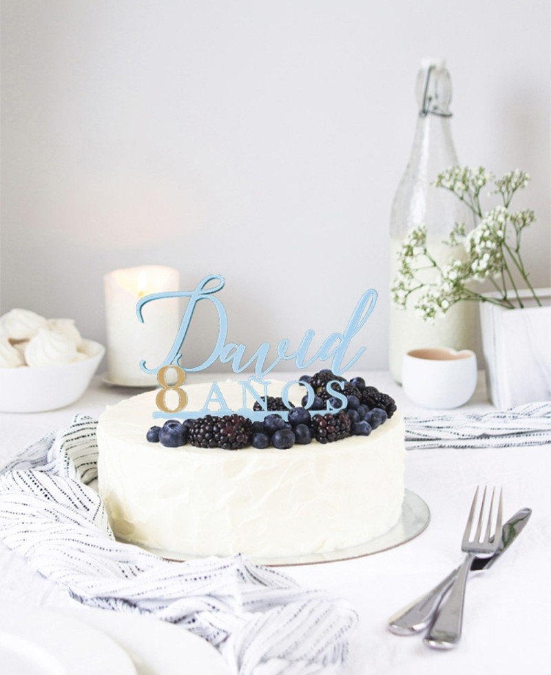 Panoramica cake topper personalizzato con nome ed età Panoramica cake topper personalizzato con nome ed età
