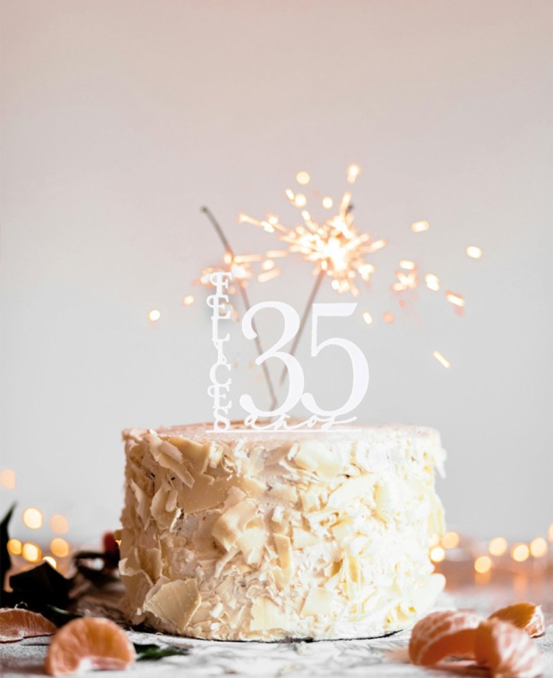 Panoramica del cake topper personalizzato con la figura dell'età Panoramica del cake topper personalizzato con la figura dell'età