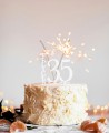 Panoramica del cake topper personalizzato con la figura dell'età