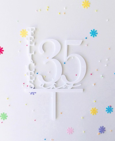 Vue de dessus cake topper pour l’anniversaire