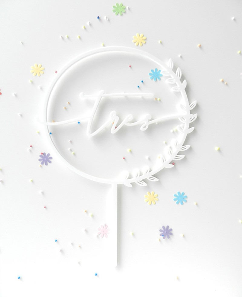 Vista superior cake topper con cifra de edad Vista superior cake topper con cifra de edad