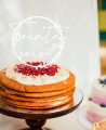 Composizione di cake topper di compleanno con torta