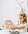 Panoramica del cake topper a forma di arcobaleno