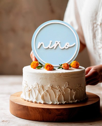 Bolo de composição decorado com revelação de gênero do topo do bolo
