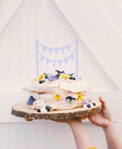 Panoramica gagliardetti cake topper con frase "Buon compleanno"