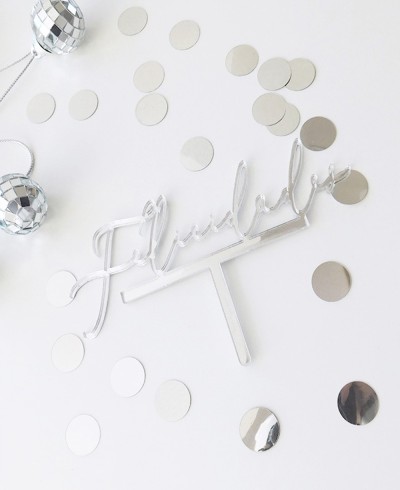Vue de dessus cake topper « Félicitations »