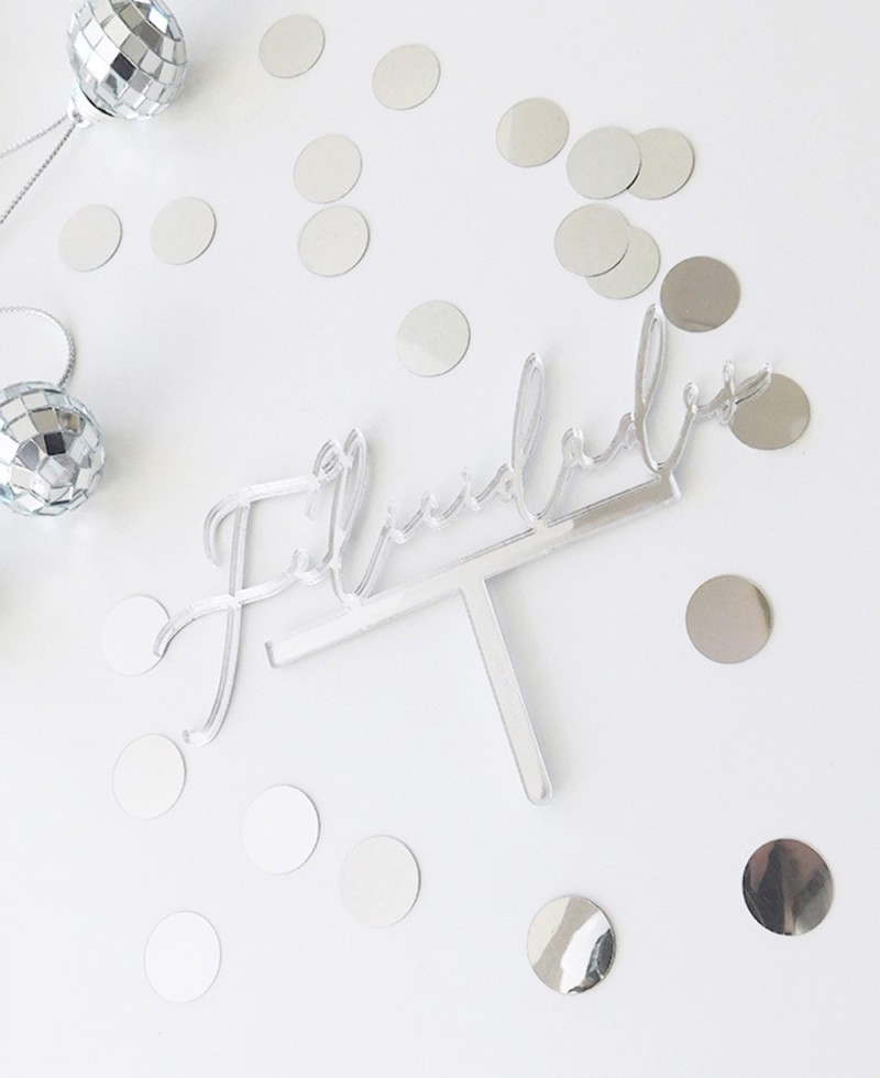 Vue de dessus cake topper « Félicitations » Vue de dessus cake topper « Félicitations »