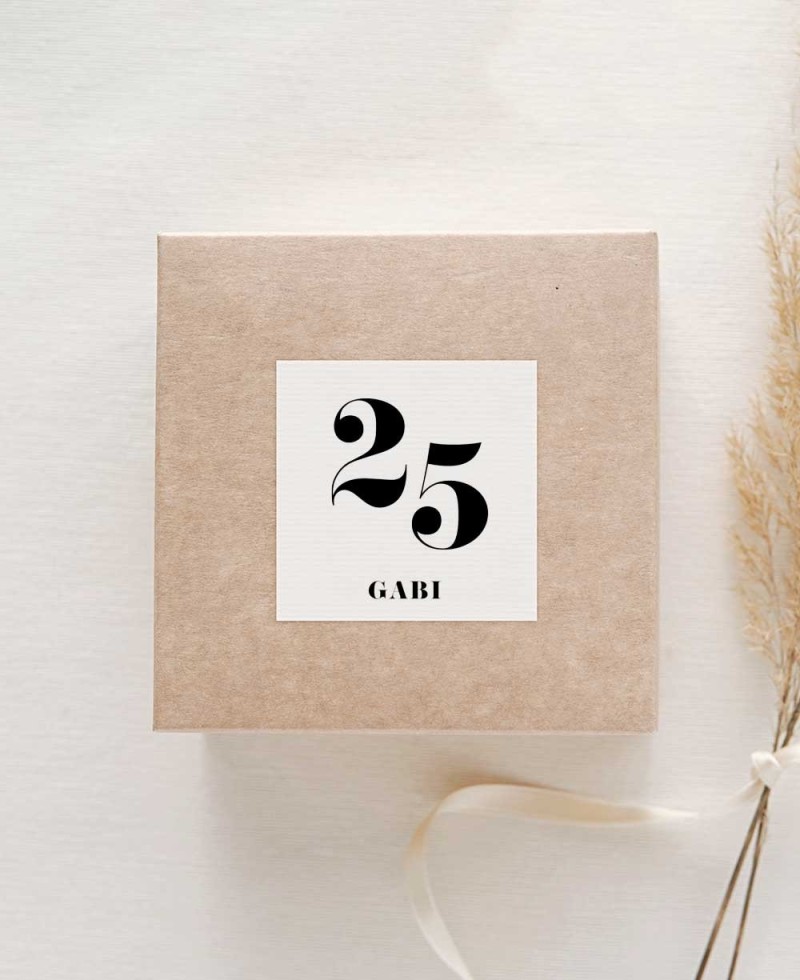 Autocollants carrés pour des cadeaux d’anniversaire sophistiqués