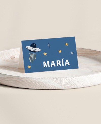 Station de table pliée pour les anniversaires dans l’espace céleste