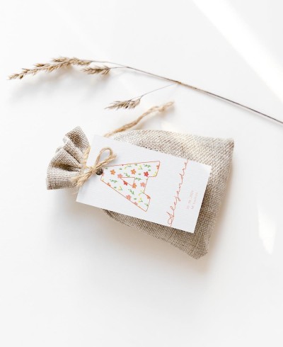 Etiqueta rectangular para bautizos iniciales flor