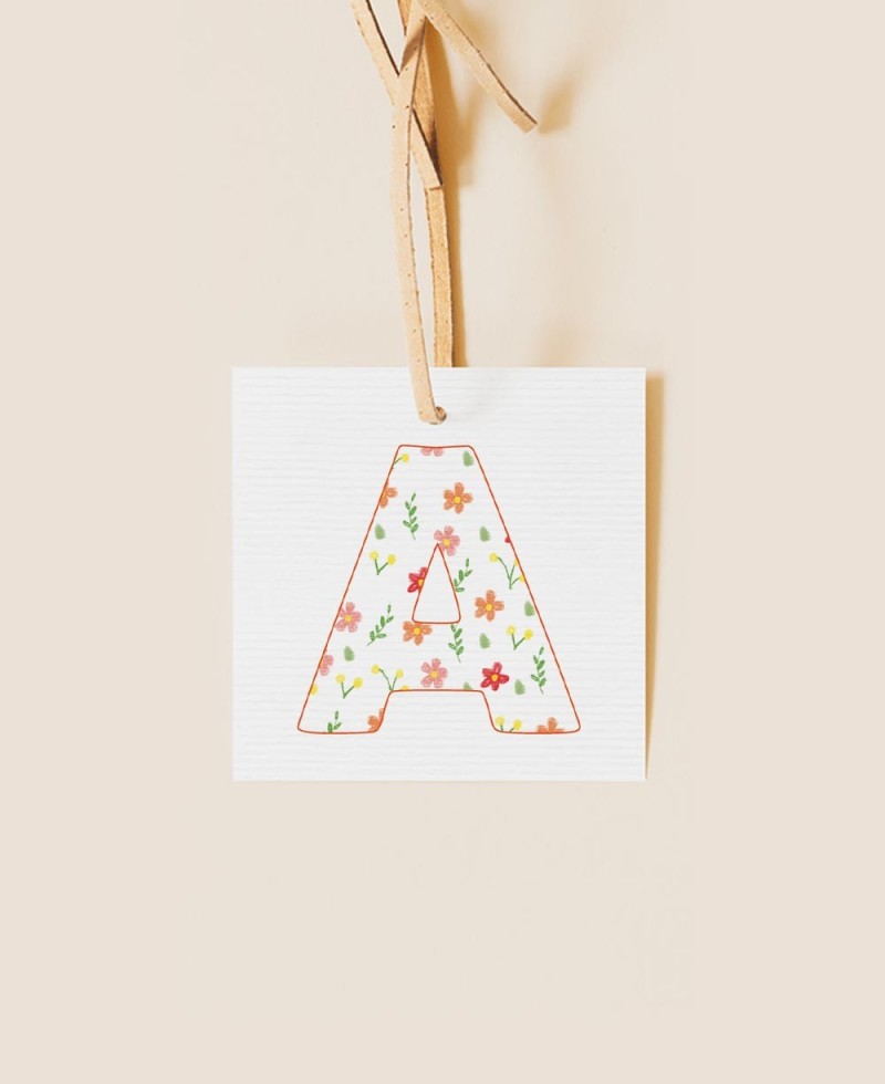 Etiqueta para detalles de bautizo iniciales flores