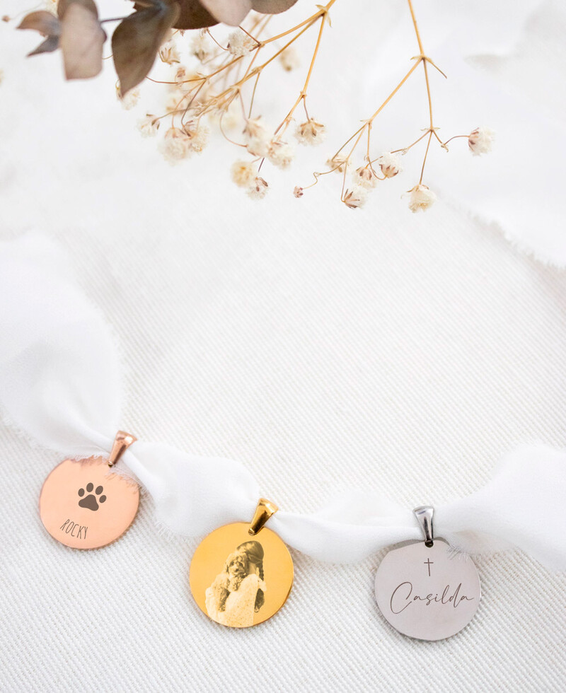 Gold, silver and rose gold medals for bridal bouquets