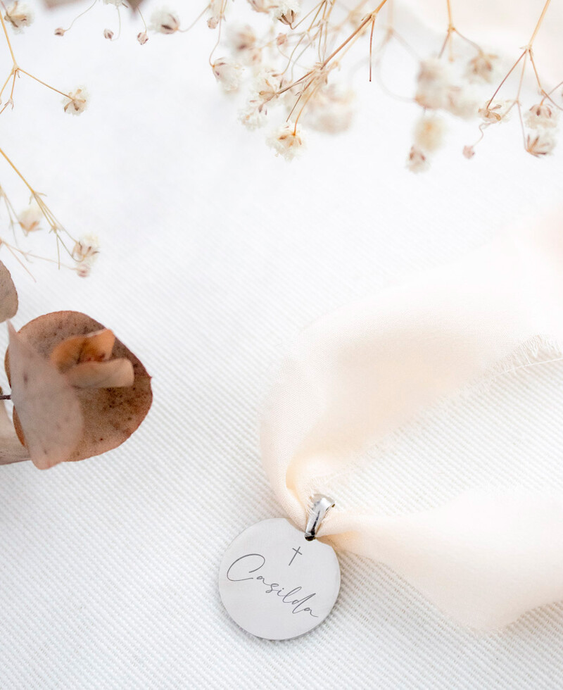 Medalla para ramo de novia con cruz elegante