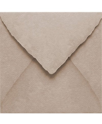 Enveloppe taupe carrée faite à la main pour les invitations | Marmarina