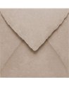 Enveloppe taupe carrée faite à la main pour les invitations | Marmarina