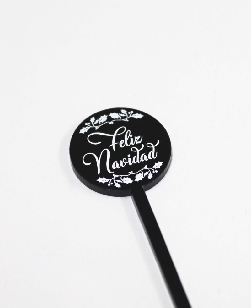 Vista superior agitador de bebidas feliz navidad acebo