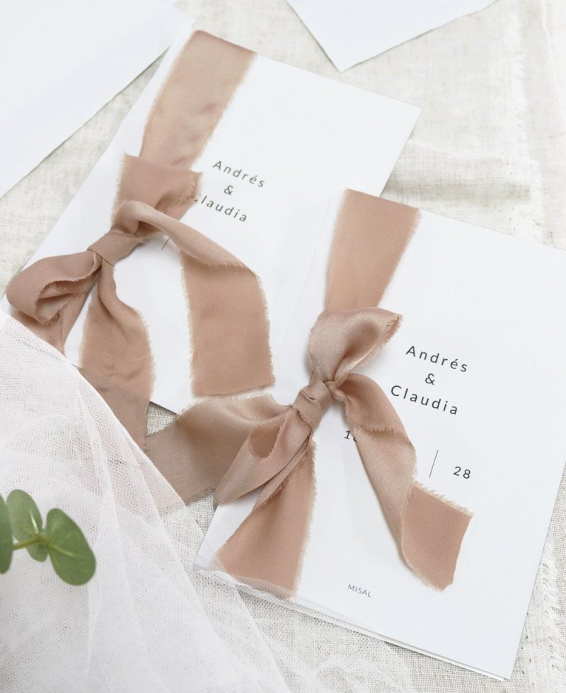 Misales de boda con cinta de terciopelo