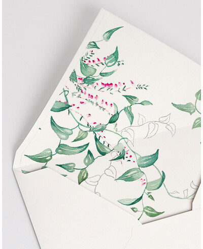 Detalhe de envelope forrado com hera e urze