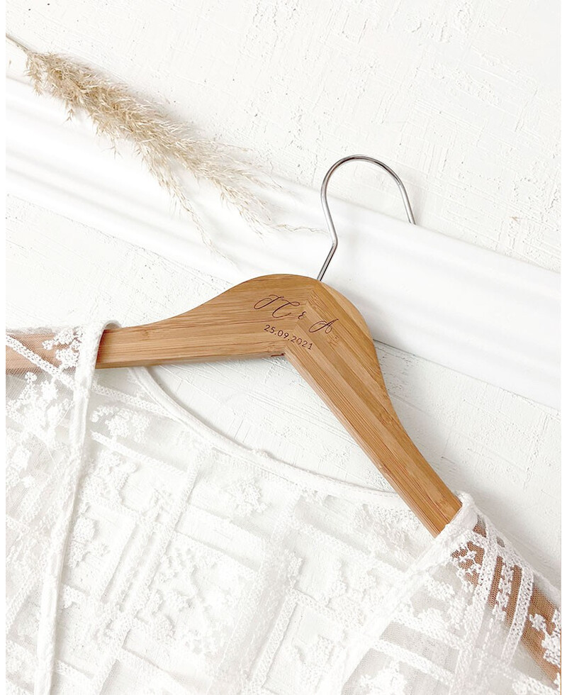 Cintre en bambou Initiales Date Mariages Cintre en bambou Initiales Date Mariages