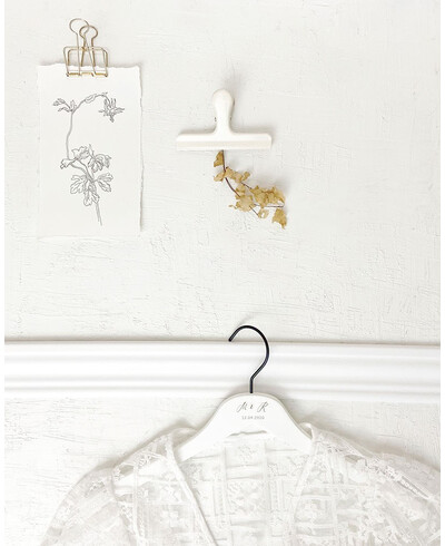 Cabide de casamento branco Initials Date