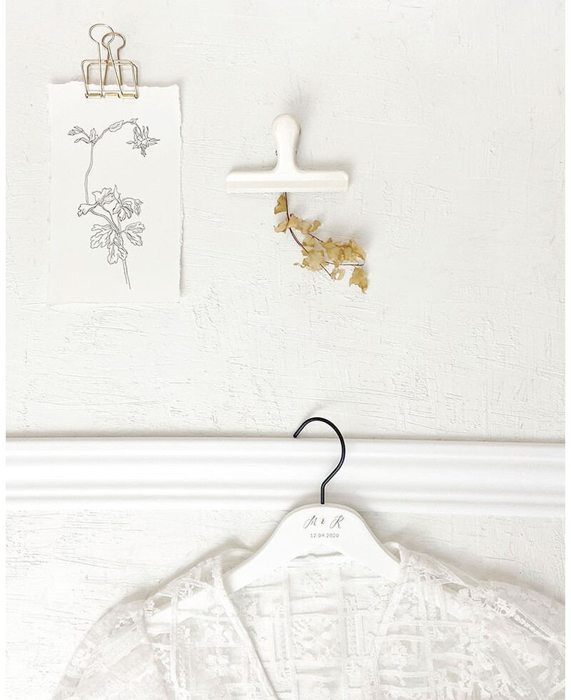 Cabide de casamento branco Initials Date Cabide de casamento branco Initials Date