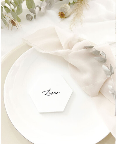 Espaço reservado de casamento branco hexagonal